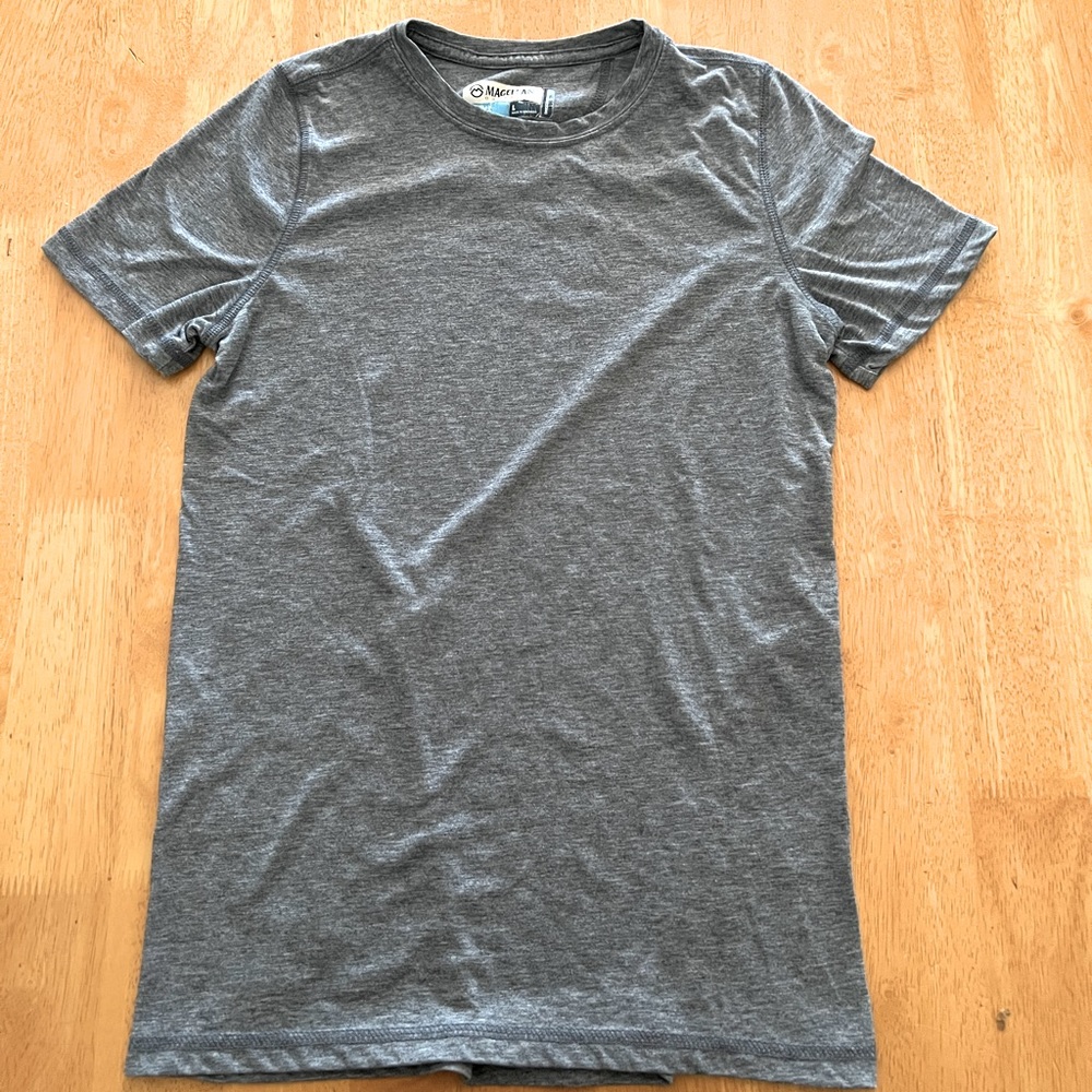 Magellan Outdoors Fish Gear Classic Fit Grey T-Shirt • Size Youth Large